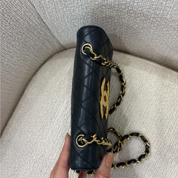 Authentic CHANEL black lambskin bicolor crossbody gold hardware - Picture 11 of 15